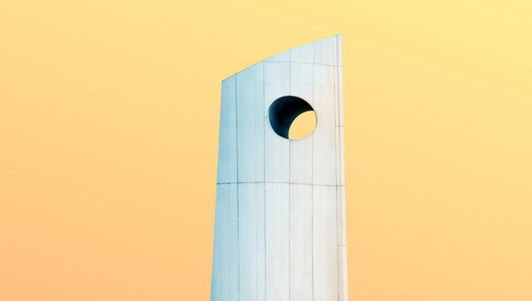 Moderne Architektur vor gelbem Himmel